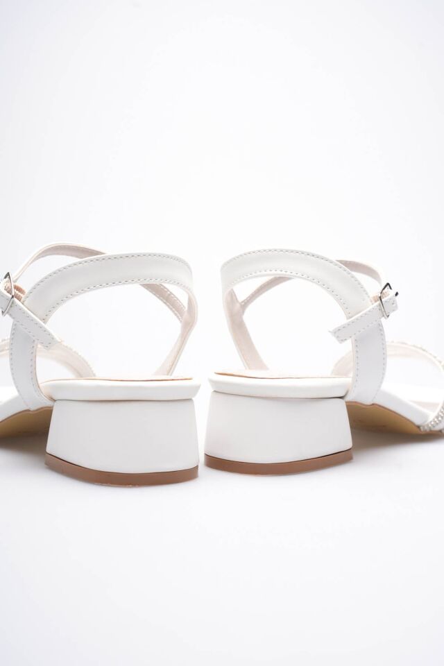 Kadın Beyaz Taş Detaylı Kalın Topuklu Şık Sandalet TR20MY26B