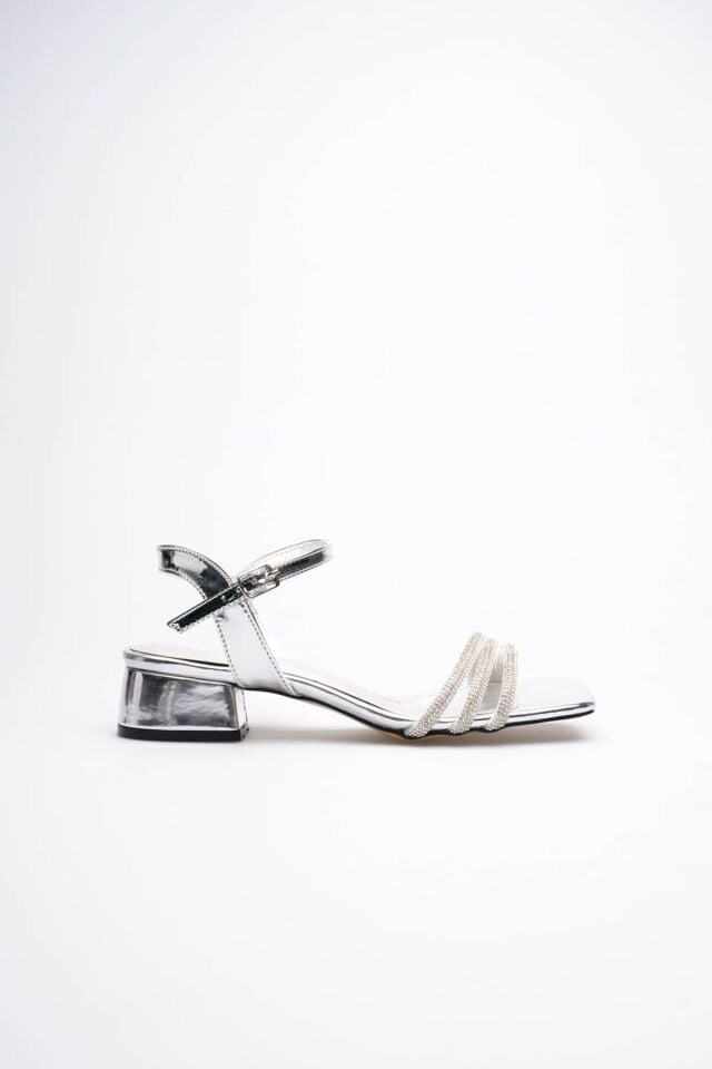 Kadın Gümüş Taş Detaylı Kalın Topuklu Şık Sandalet TR20MY26E