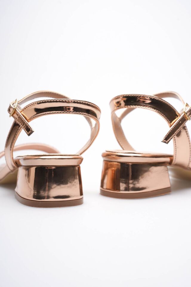 Kadın Rose Gold Taş Detaylı Kalın Topuklu Şık Sandalet TR20MY26F