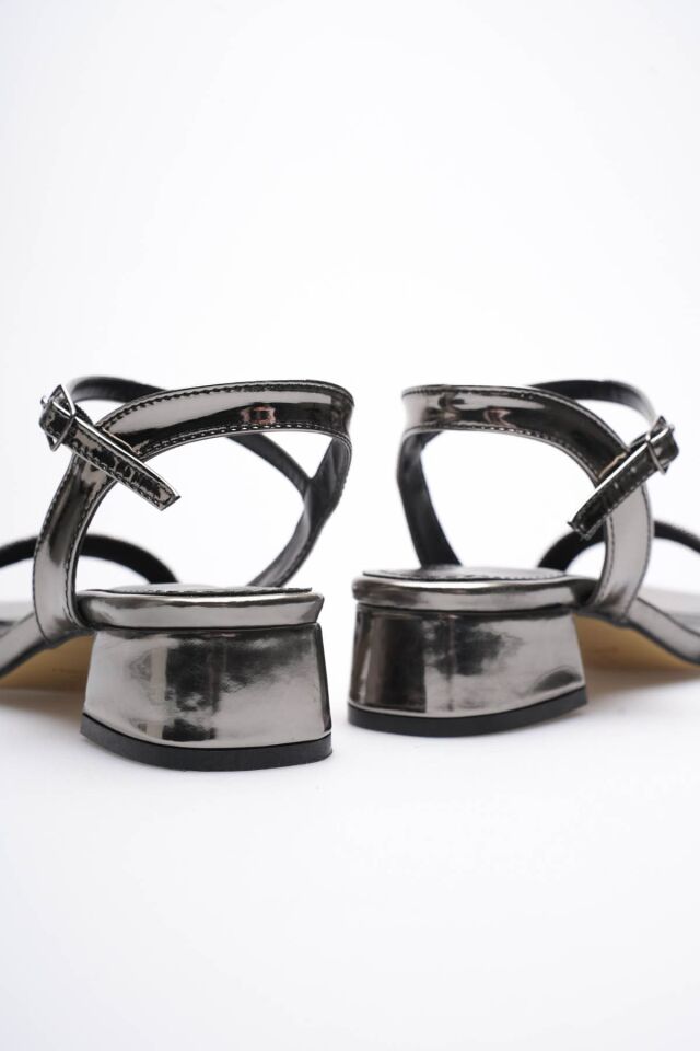 Kadın Platin Taş Detaylı Kalın Topuklu Şık Sandalet TR20MY26G