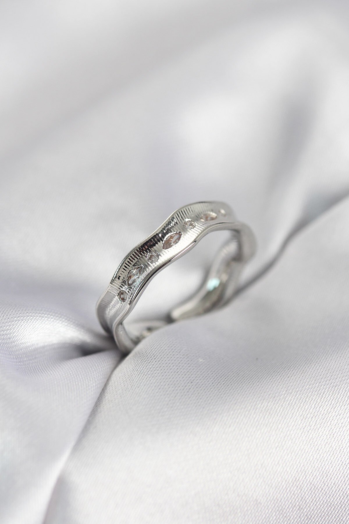 Gümüş Renk Su Damlası Model Zirkon Taşlı Kadın Yüzük