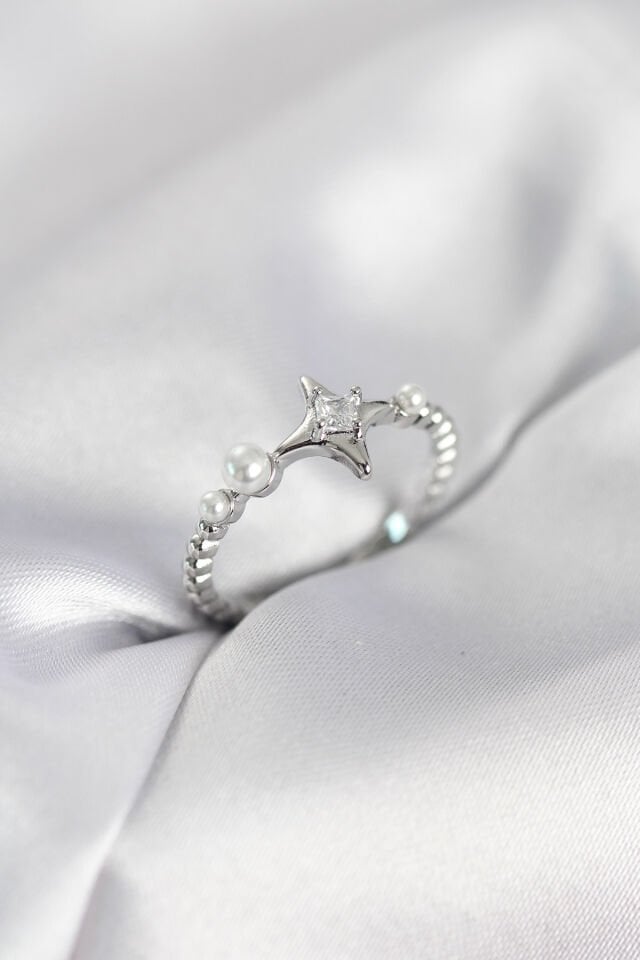 Minimal Kutup Yıldızı Model Zirkon Taşlı Gümüş Renk Kadın Yüzük