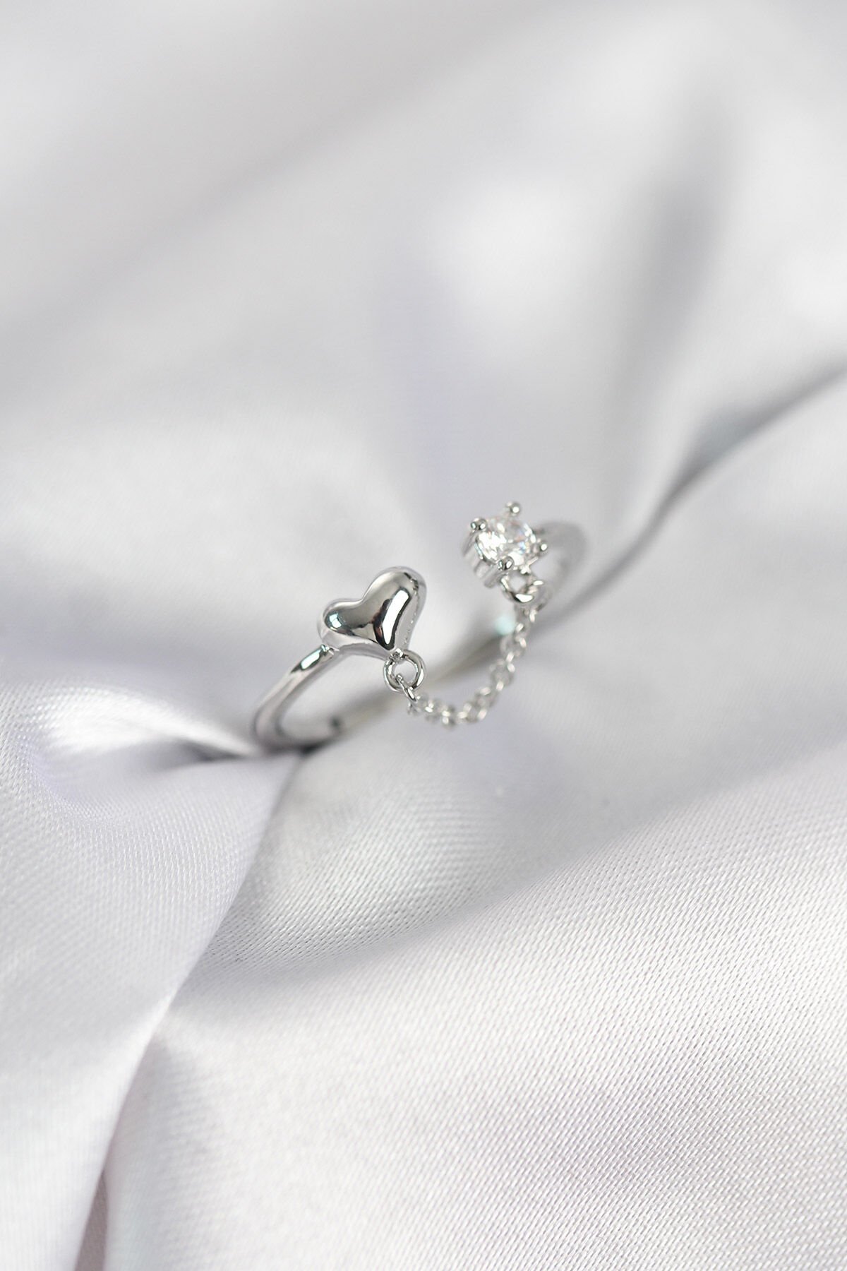 Zincir Sallantılı Kalp Model Gümüş Renk Kadın Yüzük