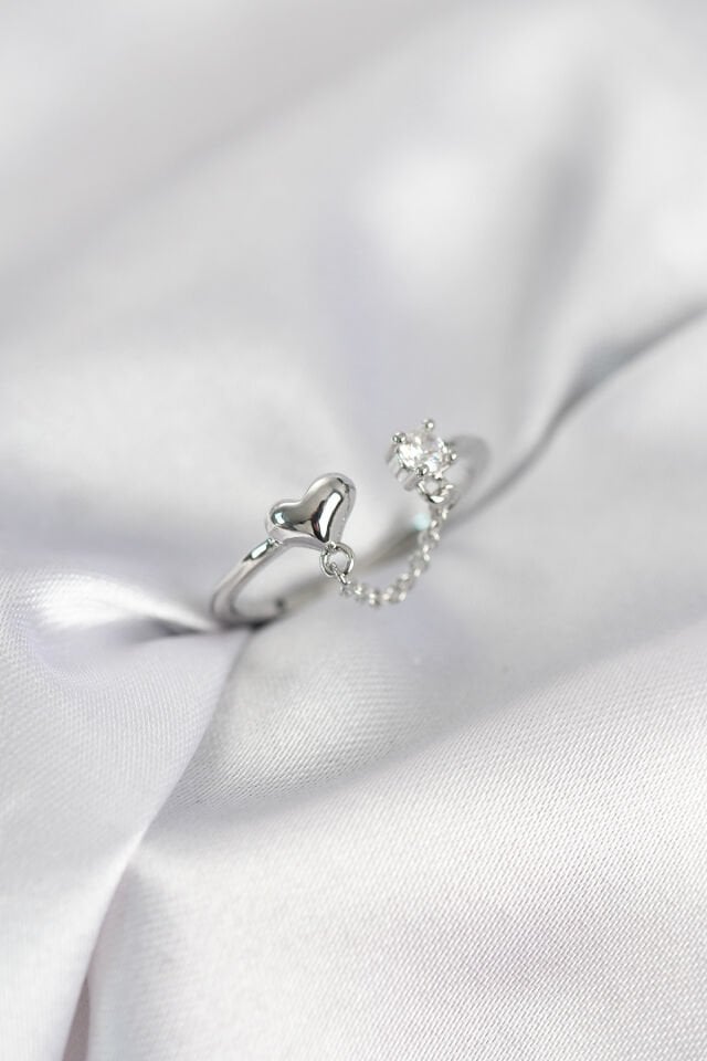 Zincir Sallantılı Kalp Model Gümüş Renk Kadın Yüzük