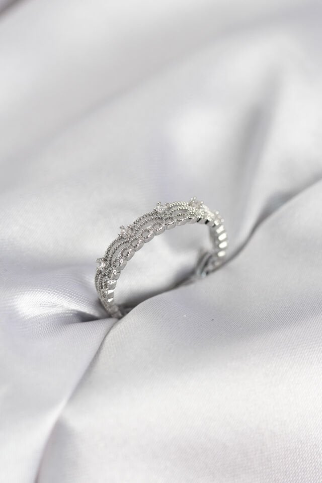 Gümüş Renk Motif Desenli Zirkon Taşlı Kadın Yüzük