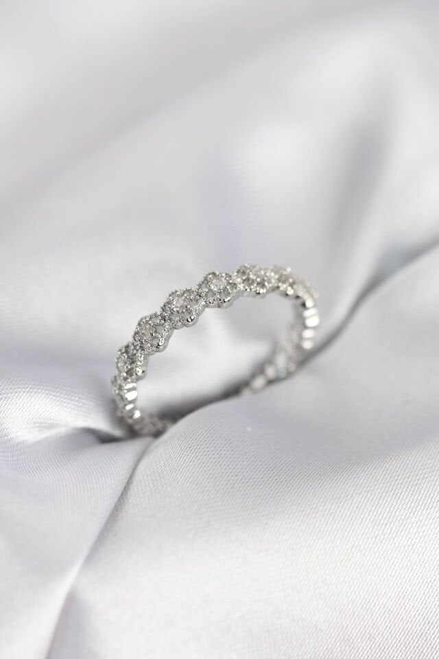 Sıralı Çiçek Model Gümüş Renk Zirkon Taşlı Kadın Yüzük