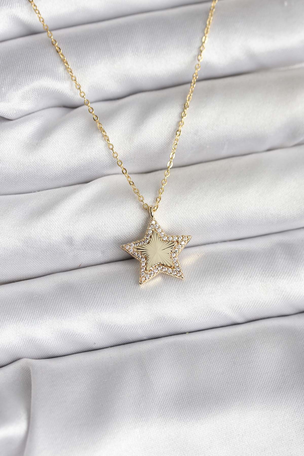 Pirinç Gold Renk Zincirli Yıldızlı Model Kadın Kolye