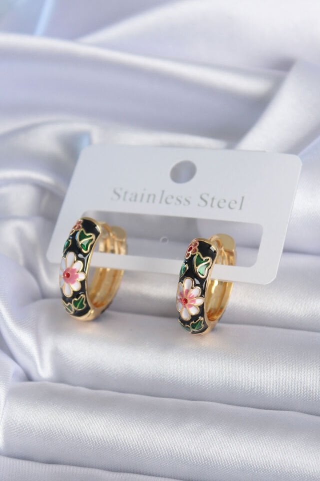 Pirinç Gold Renk Siyah Çiçek İşleme Kadın Küpe