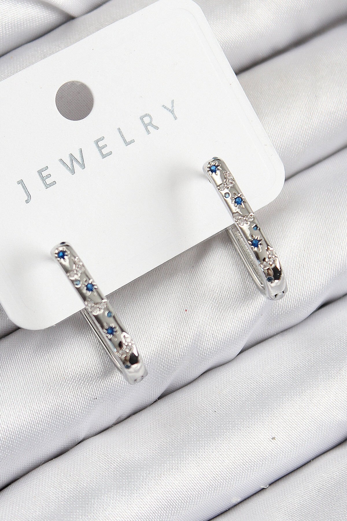 Pirinç Zirkon Taşlı Çiçek Desenli Model Gümüş Renk Kadın Küpe