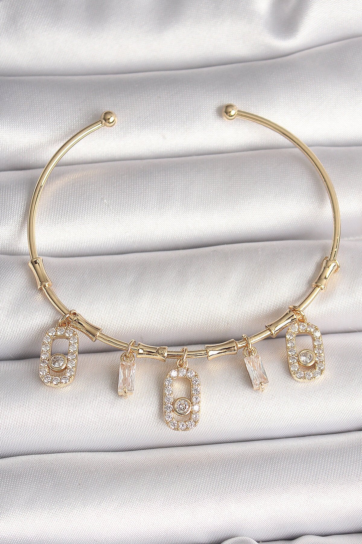 Pirinç Gold Renk Sallantı Zirkon Taşlı Messika Figür Charm Kadın Bileklik