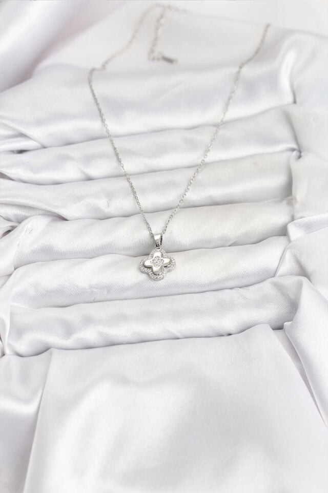 316L Çelik Zincir Gümüş Renk Zirkon Taşlı Yonca Model Kadın Kolye