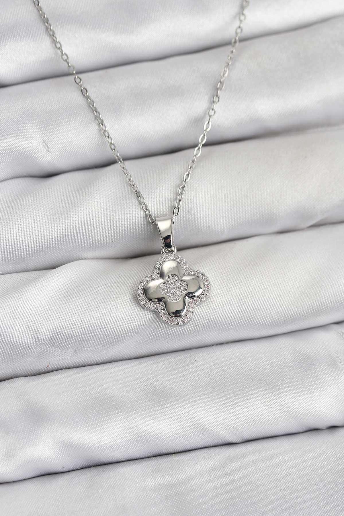 316L Çelik Zincir Gümüş Renk Zirkon Taşlı Yonca Model Kadın Kolye