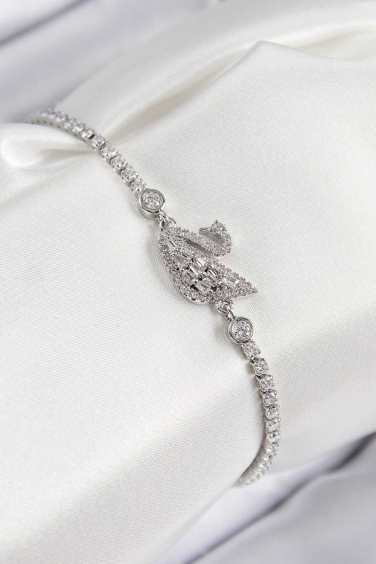 Pirinç Zirkon Taşlı Kuğu Model Gümüş Renk Kadın Bileklik