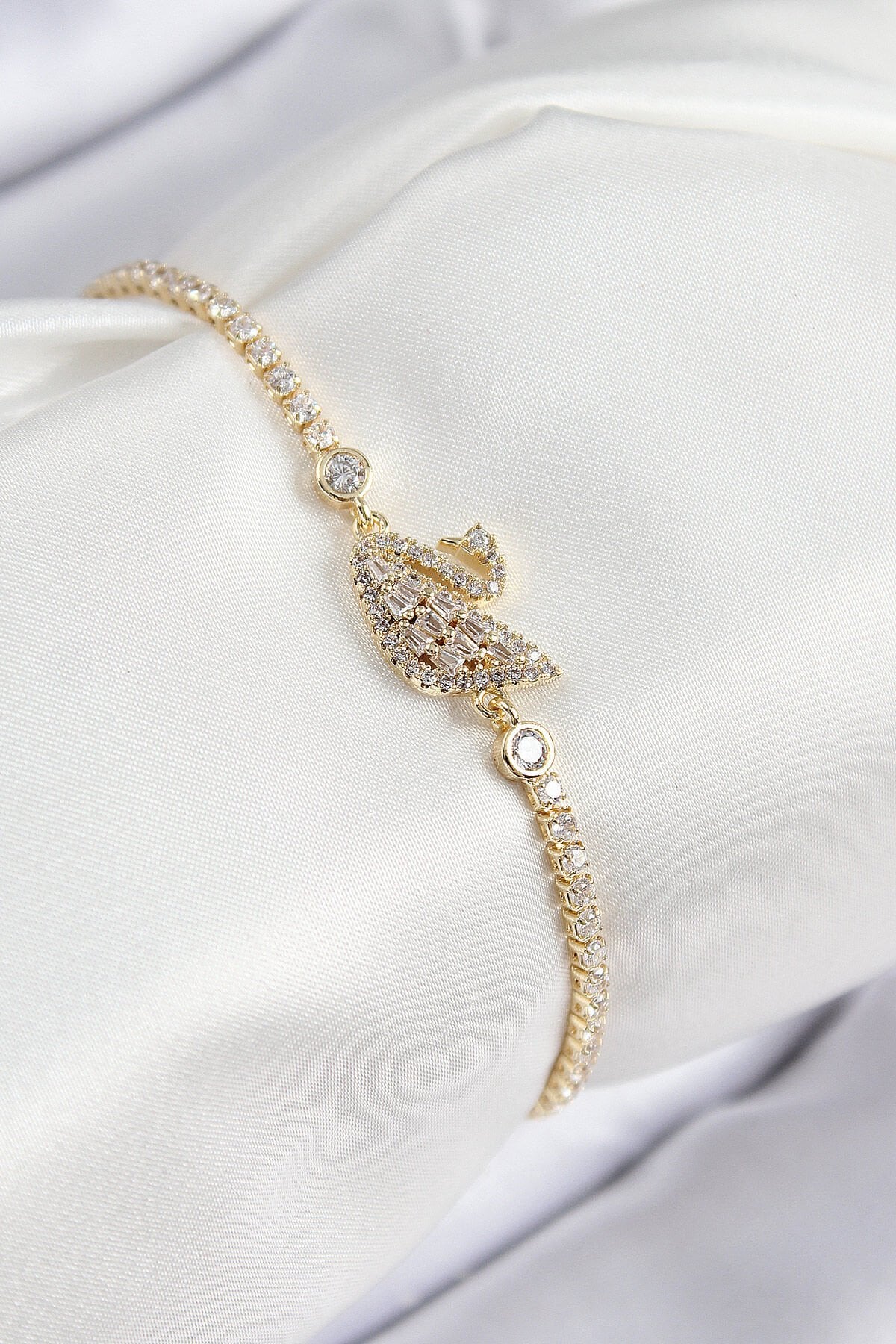 Pirinç Zirkon Taşlı Kuğu Model Gold Renk Kadın Bileklik