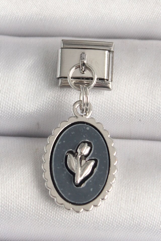 316L Çelik Gümüş Renk Çiçek İşlemeli Siyah Portre Model Nomination Charm