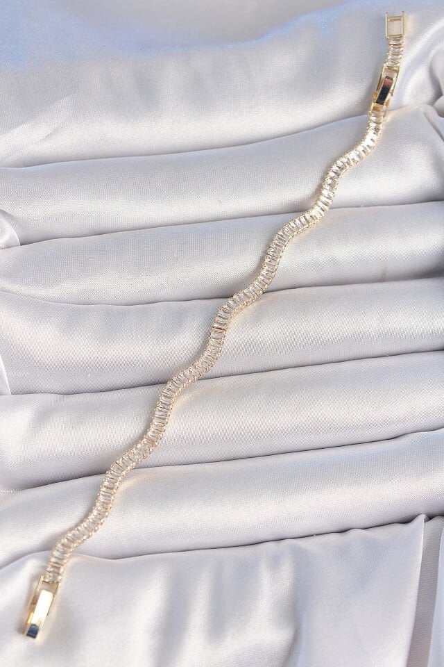 Pirinç Gold Renk Su Yolu Zirkon Taşlı Model Kadın Bileklik