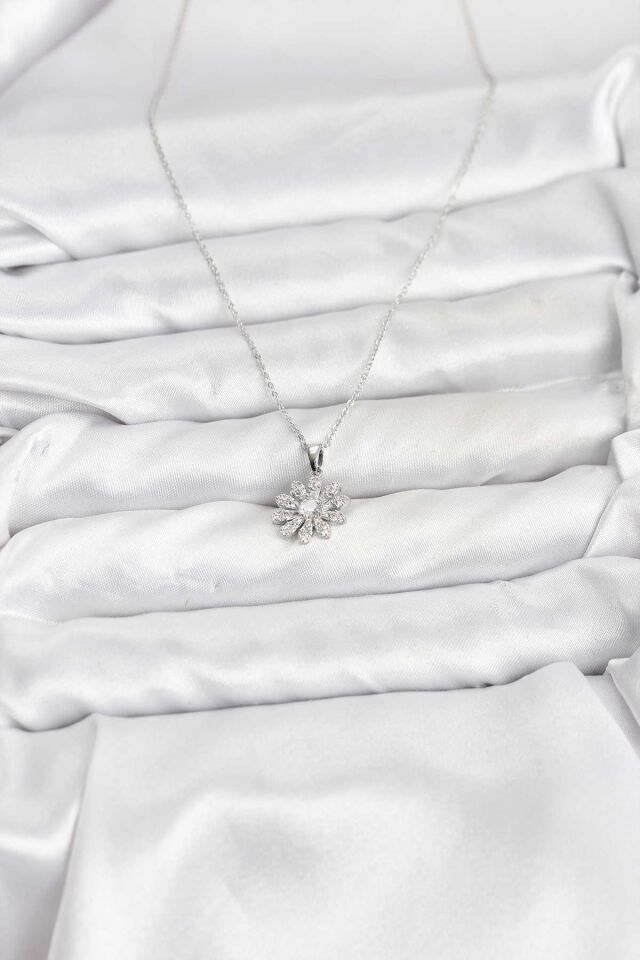 Pirinç Gümüş Renk Çiçek Model Kadın Kolye