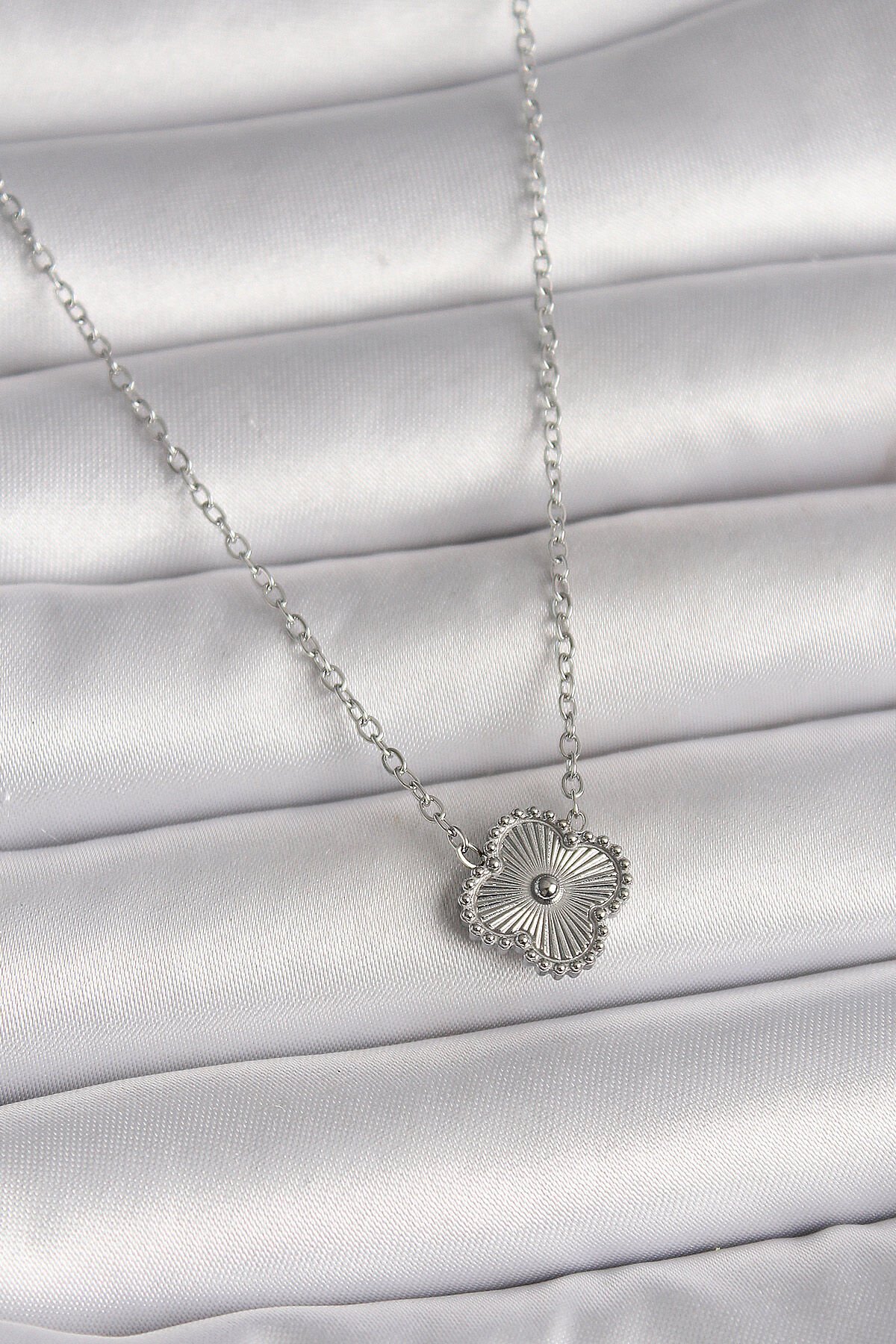 316L Çelik Gümüş Renk İşleme Detaylı Yonca Model Kadın Kolye