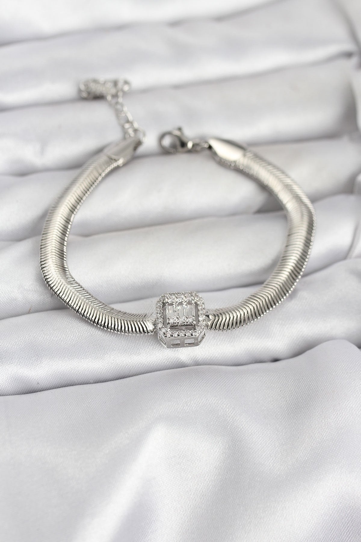 316L Çelik Gümüş Renk Baget Zirkon Taşlı Yılan Zincirli Kadın Bileklik