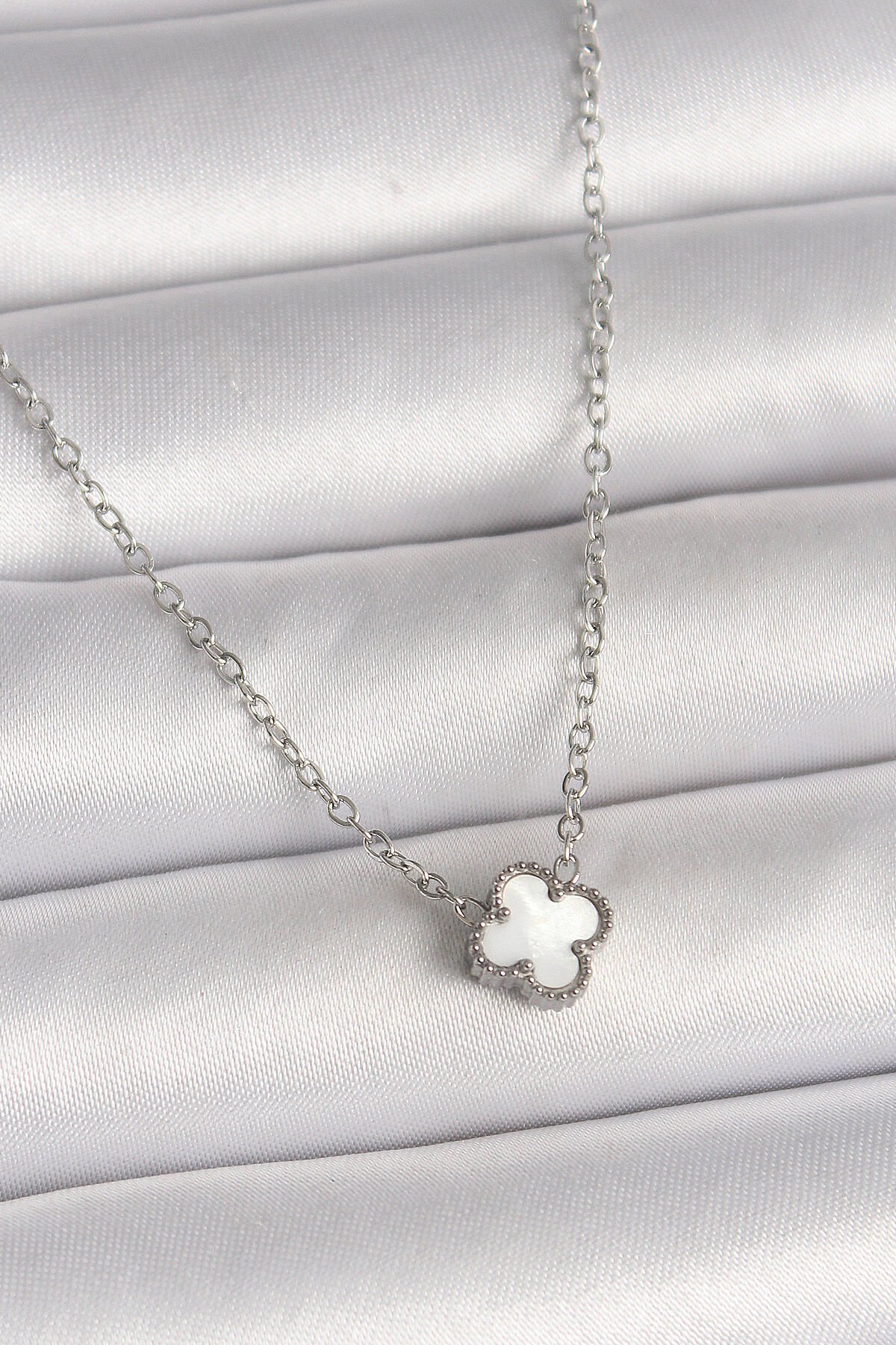 316L Çelik Gümüş Renk Beyaz Yonca Model Kadın Kolye
