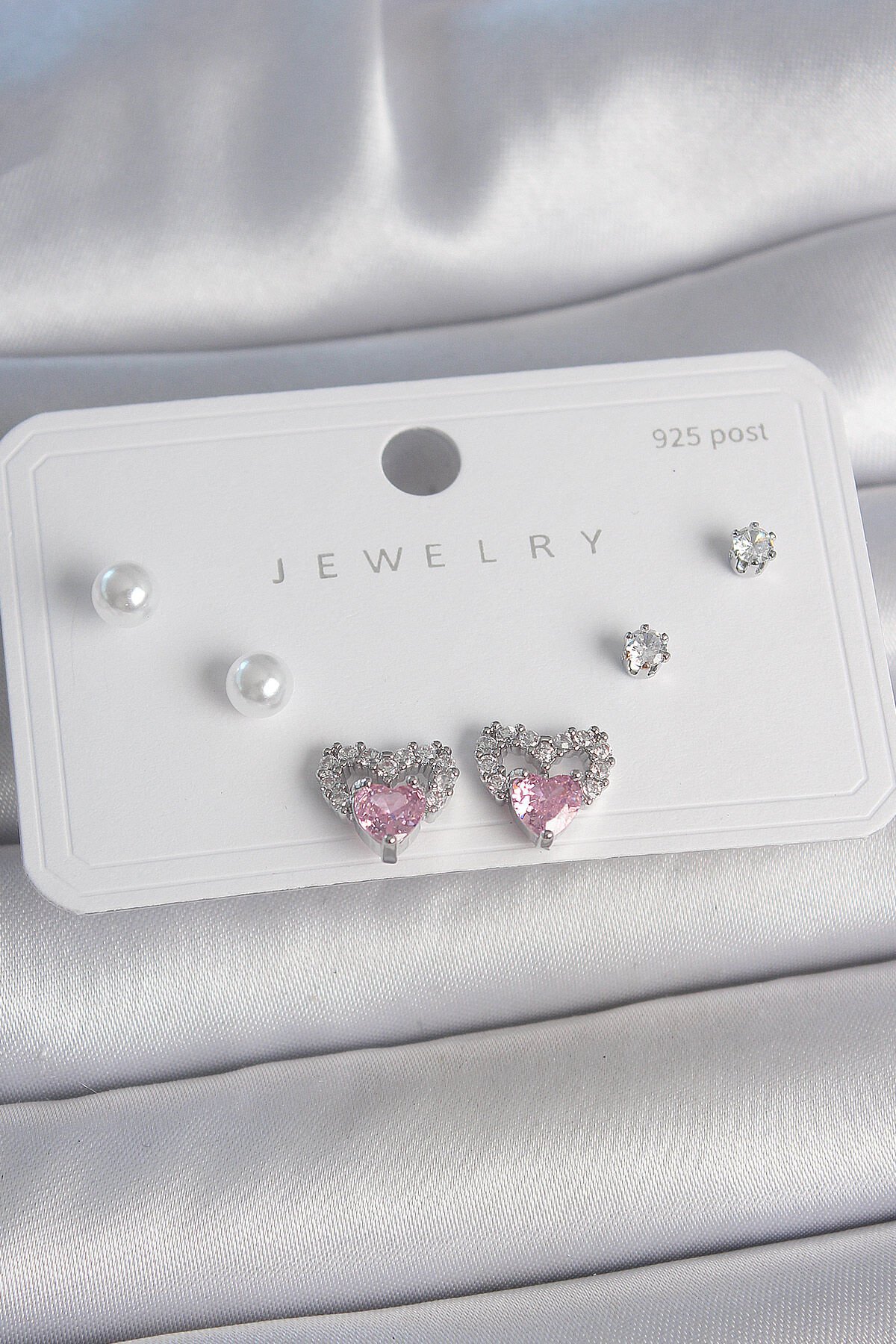 Pirinç Gümüş Renk Pembe Zirkon Taşlı Kalp Model İnci Detay 925 Ayar Gümüş Çivi Kadın Küpe Seti