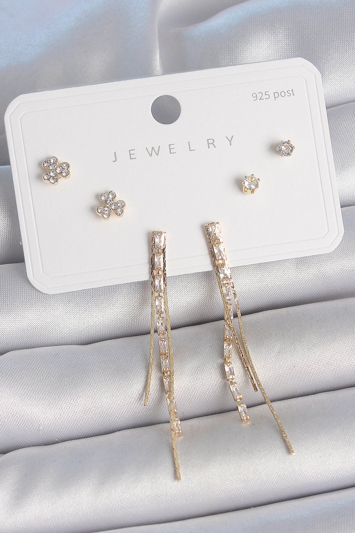 Pirinç Gold Renk Su Yolu Zirkon Taşlı Sallantı Model Çiçek Detay 925 Ayar Gümüş Çivi Kadın Küpe Seti