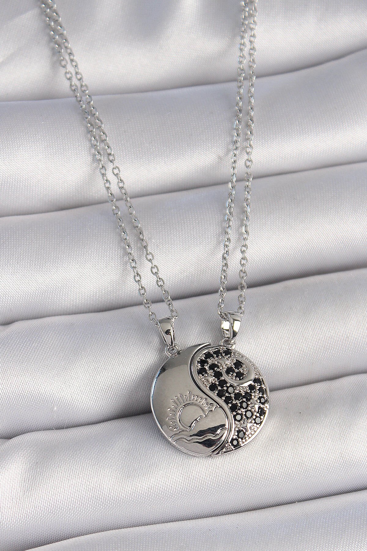 316L Çelik Gümüş Renk Zincir Zirkon Taşlı Ying Yang Model Gün Batımı İşlemeli Arakdaşlık Kadın Kolye