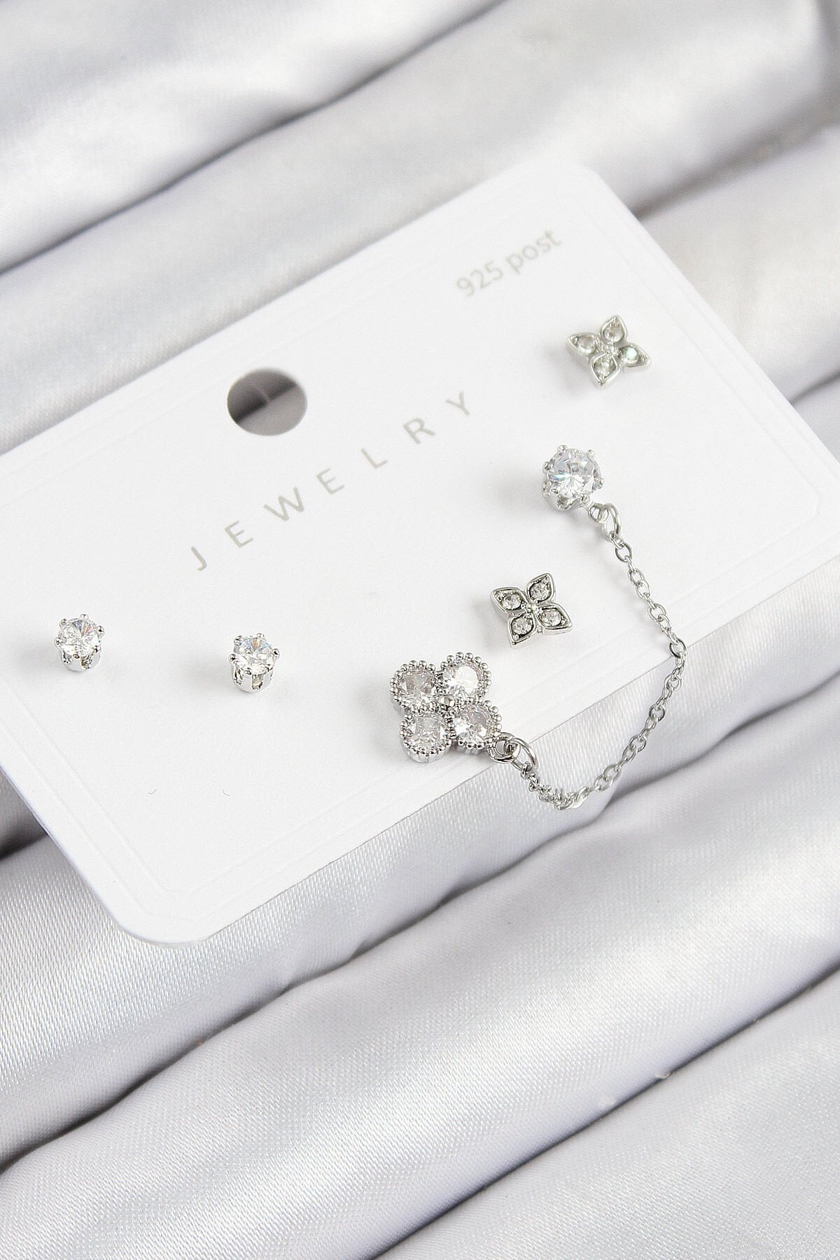 Pirinç Zirkon Taşlı Yonca Model Gümüş Renk 925 Ayar Gümüş Çivi Kadın Küpe Set