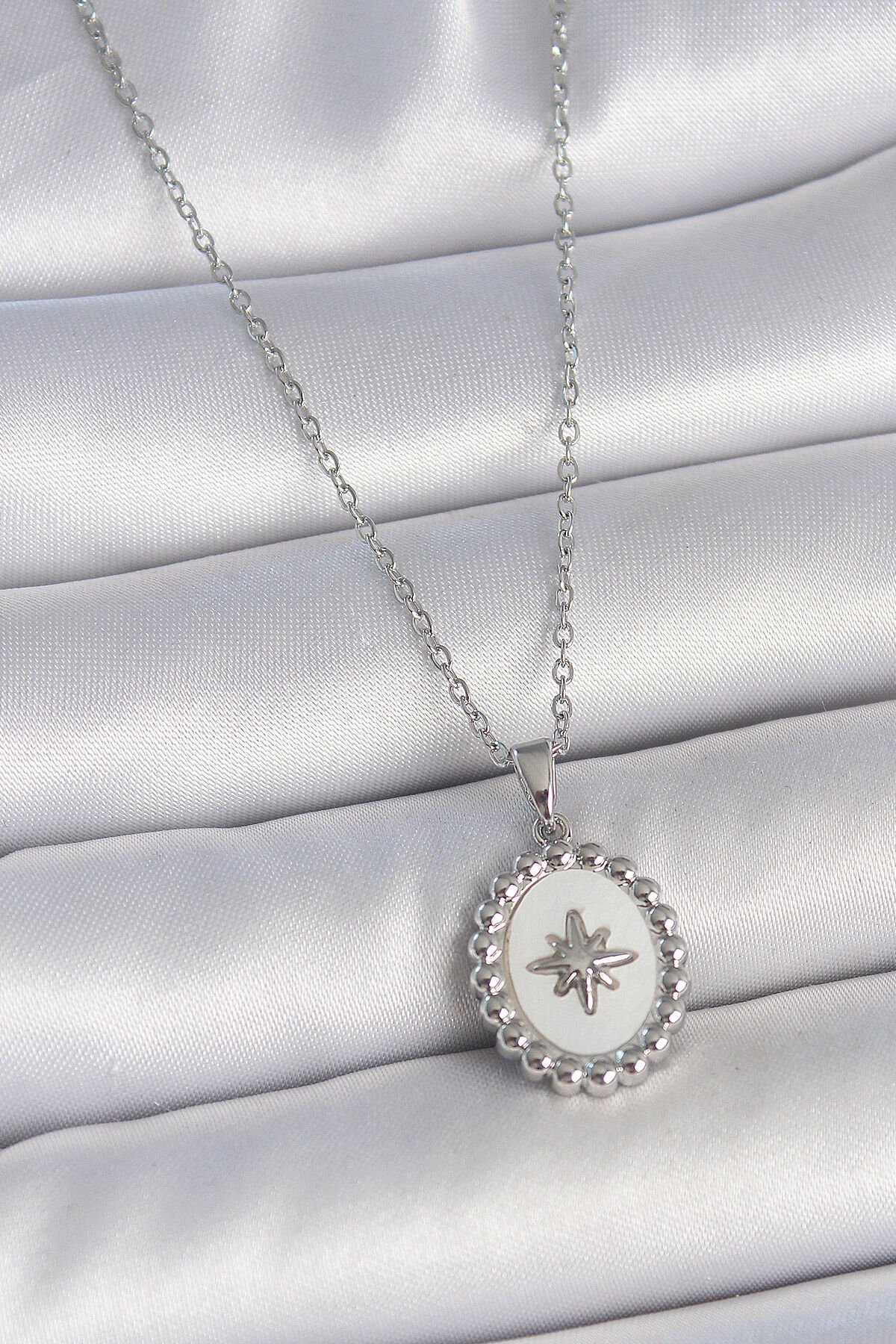 316L Çelik Gümüş Renk Zincir Beyaz Mineli Kutup Yıldız İşlemeli Madalyon Model Kadın Kolye
