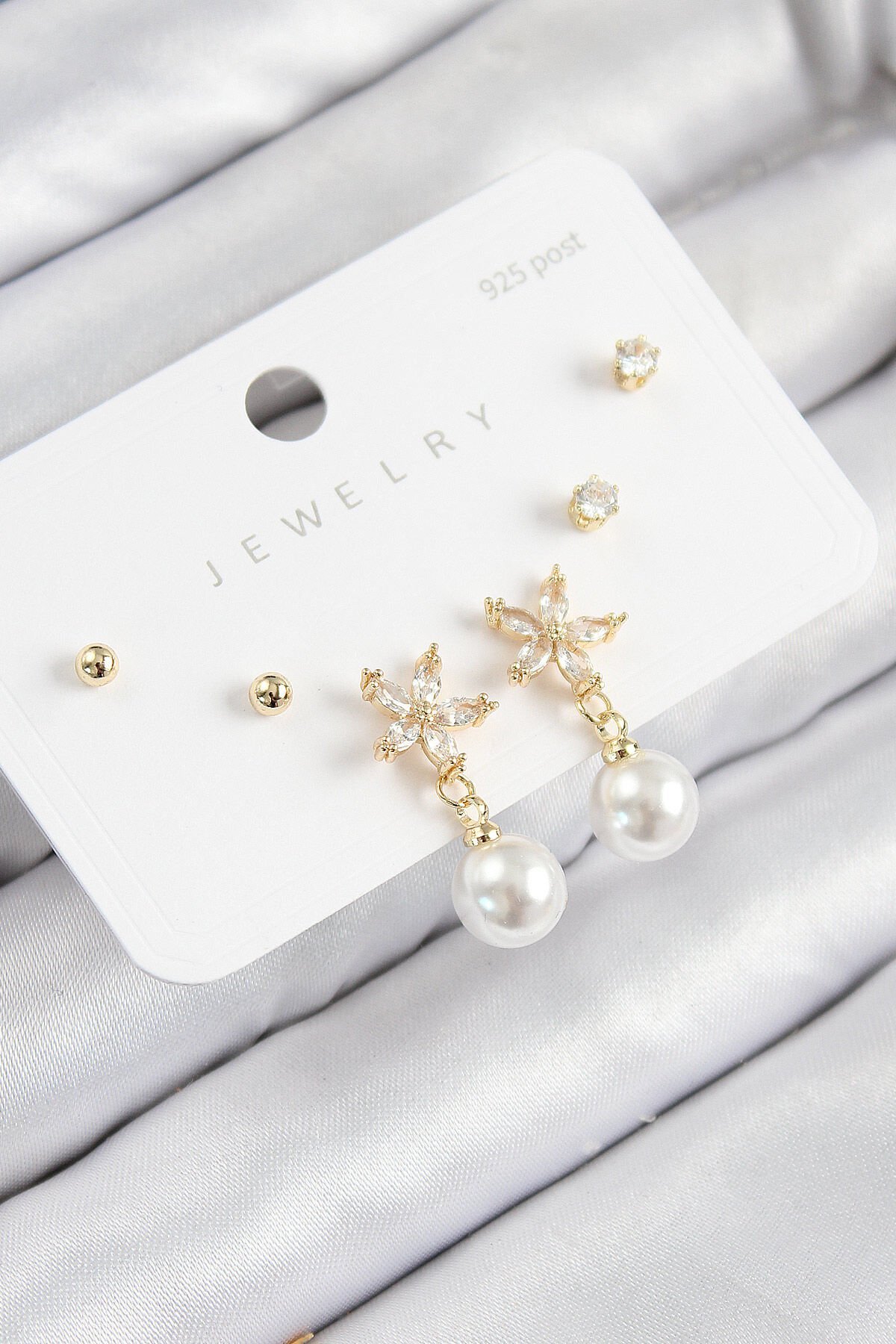 Pirinç Zirkon Taşlı İnci Sallantılı Çiçek Model Gümüş Renk 925 Ayar Gümüş Çivi Kadın Küpe Set