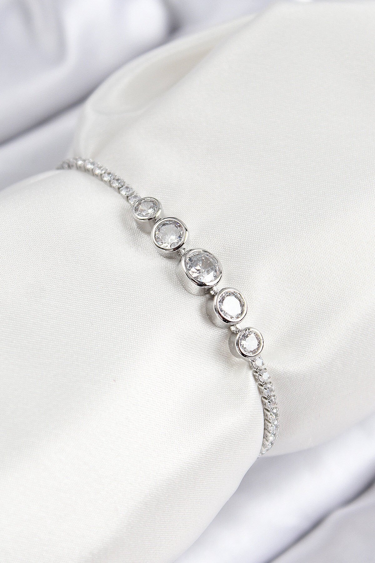 Pirinç Zirkon Taşlı Sıralı Daire Model Gümüş Renk Asansörlü Kadın Bileklik