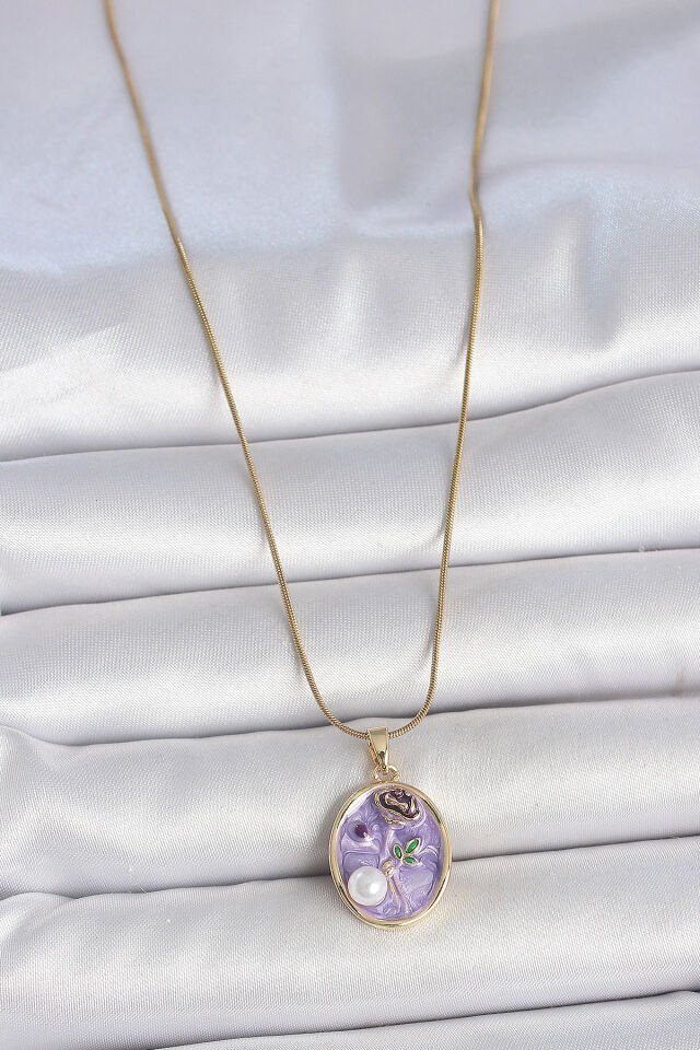316L Çelik Gold Renk Zincir Mor Çiçek İşlemeli İnci Detay Portre Model Kadın Kolye