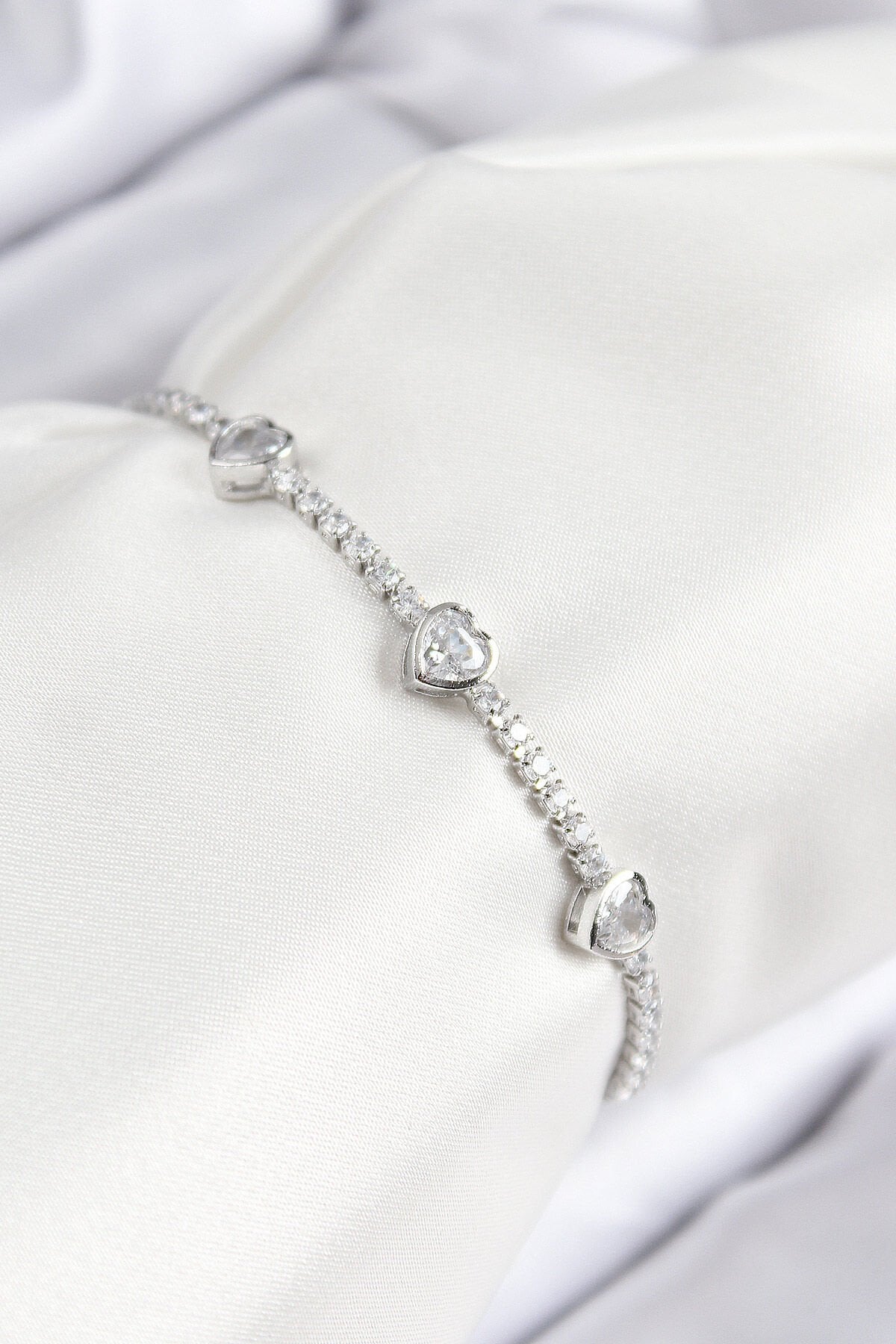 Pirinç Zirkon Taşlı Sıralı Kalp Model Gümüş Renk Asansörlü Kadın Bileklik