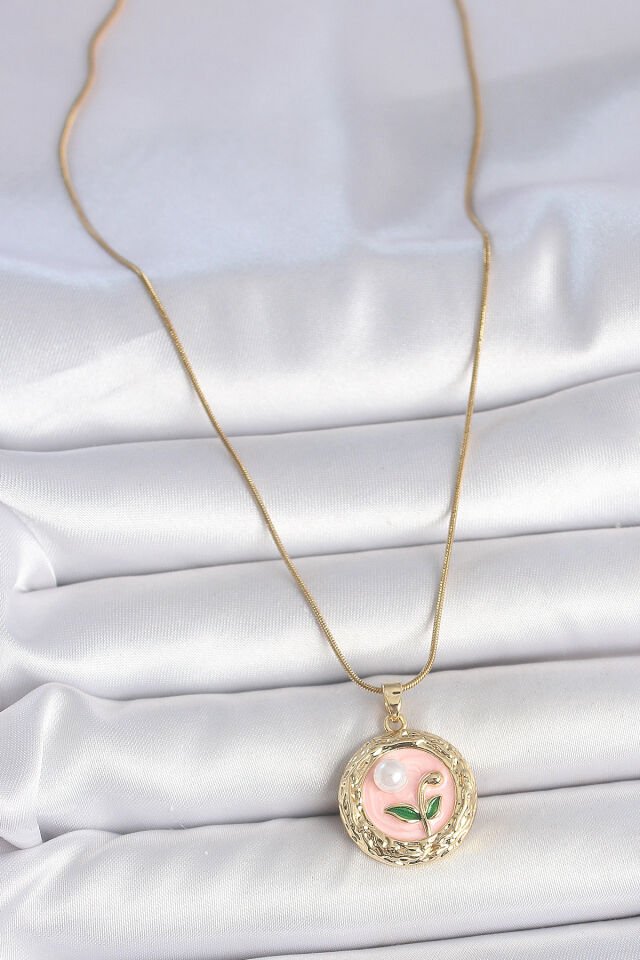 316L Çelik Gold Renk Zincir Pembe Çiçek İşlemeli inci Detay Portre Model Kadın Kolye