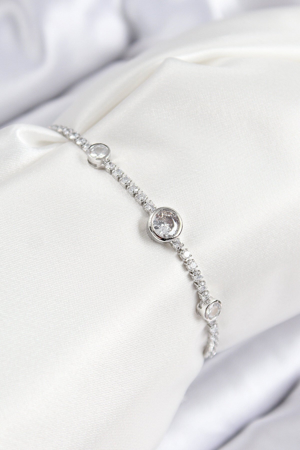 Pirinç Zirkon Taşlı Daire Model Gümüş Renk Asansörlü Kadın Bileklik