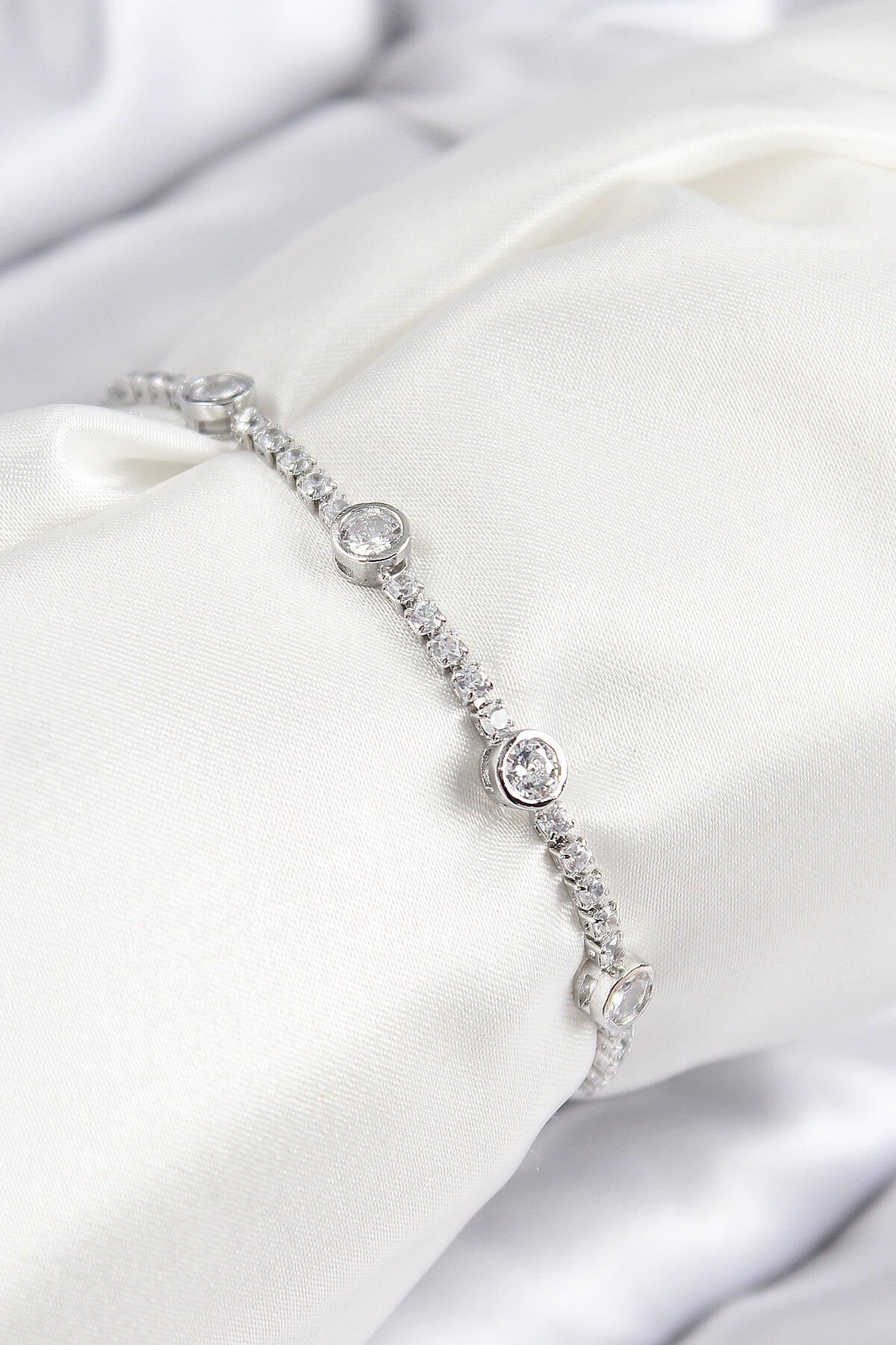 Pirinç Zirkon Taşlı Daire Model Gümüş Renk Asansörlü Kadın Bileklik