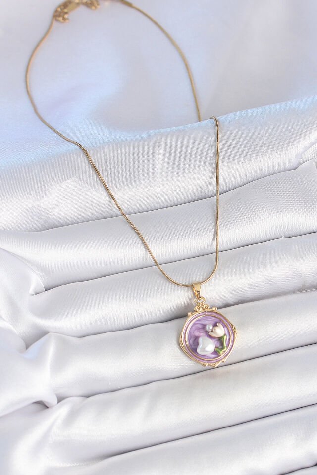 316L Çelik Gold Renk Zincir Mor Mineli İncili Çiçek İşlemeli Portre Model Kadın Kolye