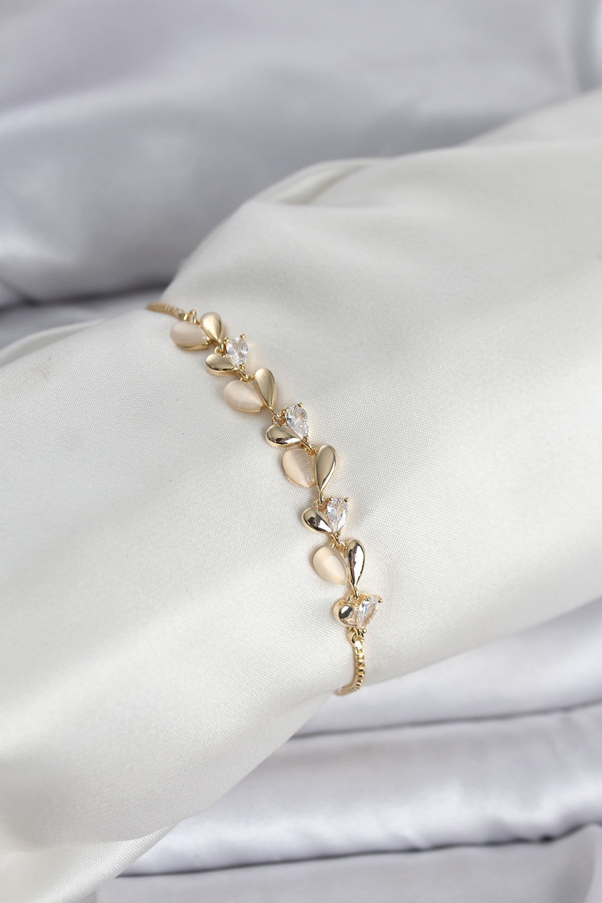 Gold Renk Zirkon Taşlı Sıralı Damla Model Asansörlü Kadın Bileklik