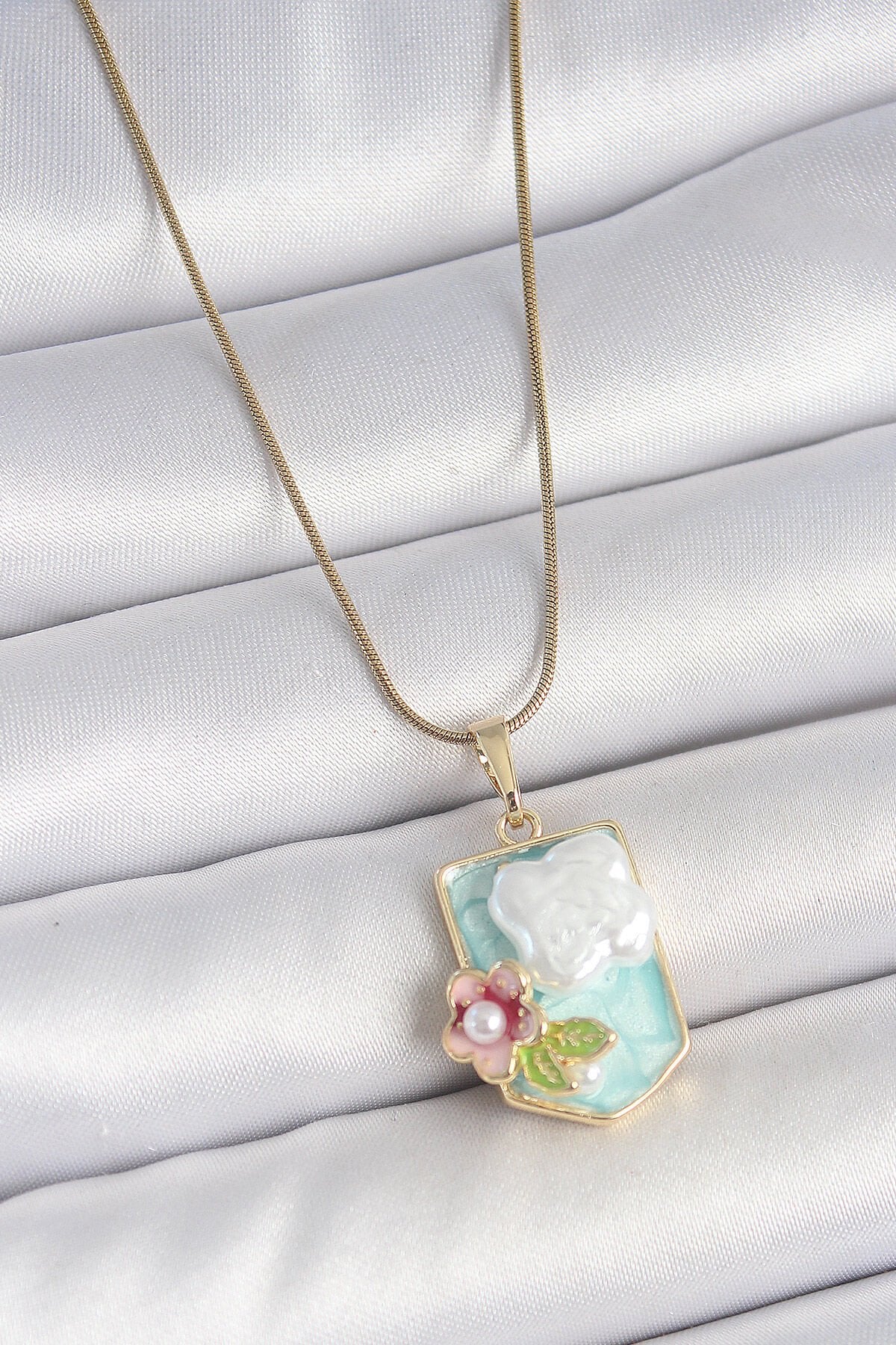 316L Çelik Gold Renk Zincir Mavi Mineli İncili Çiçek İşlemeli Portre Model Kadın Kolye