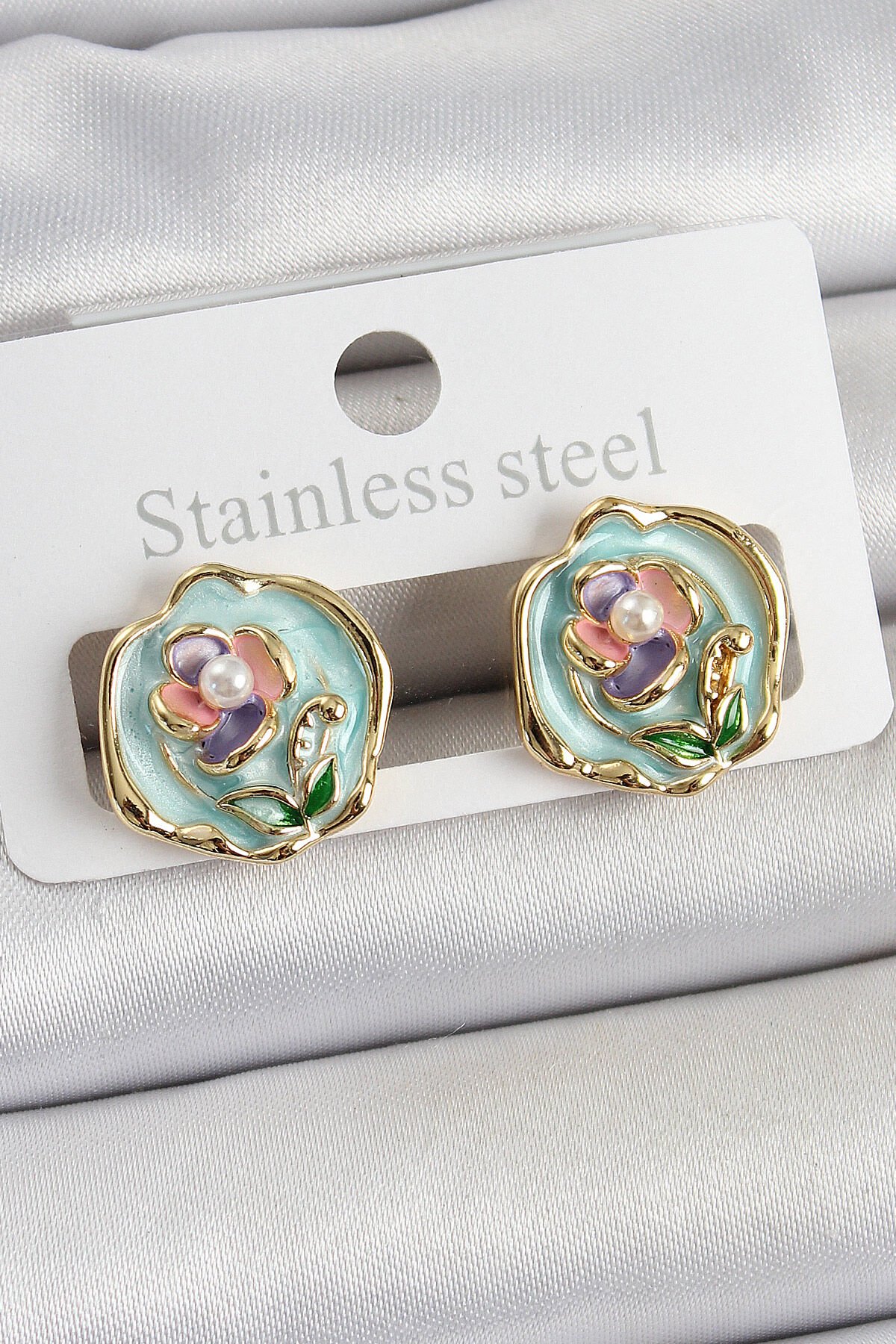 Pirinç Yeşil Mineli Çiçek Figürlü Sanatsal Portre Model Gold Renk Kadın Küpe