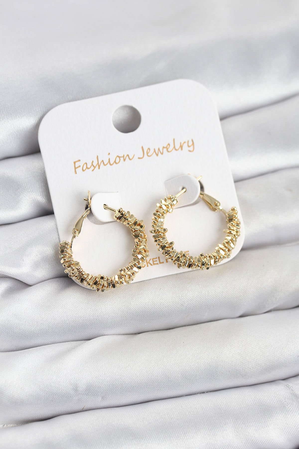 Pirinç Gold Renk Küçük Tırtıklı Halka Model Kadın Küpe