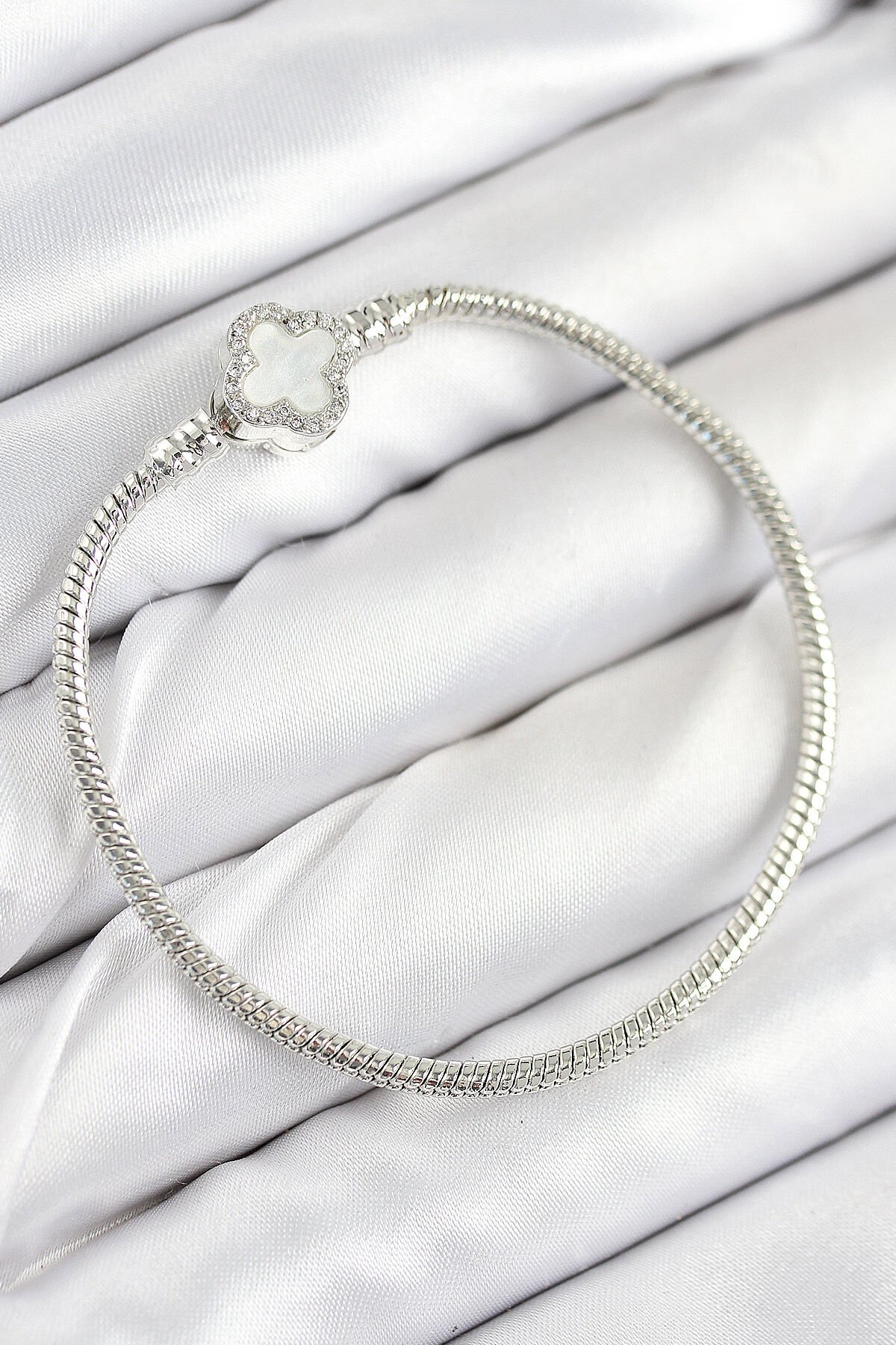 Pirinç Charm Zirkon Taşlı Yonca Model Gümüş Renk Kadın Bileklik