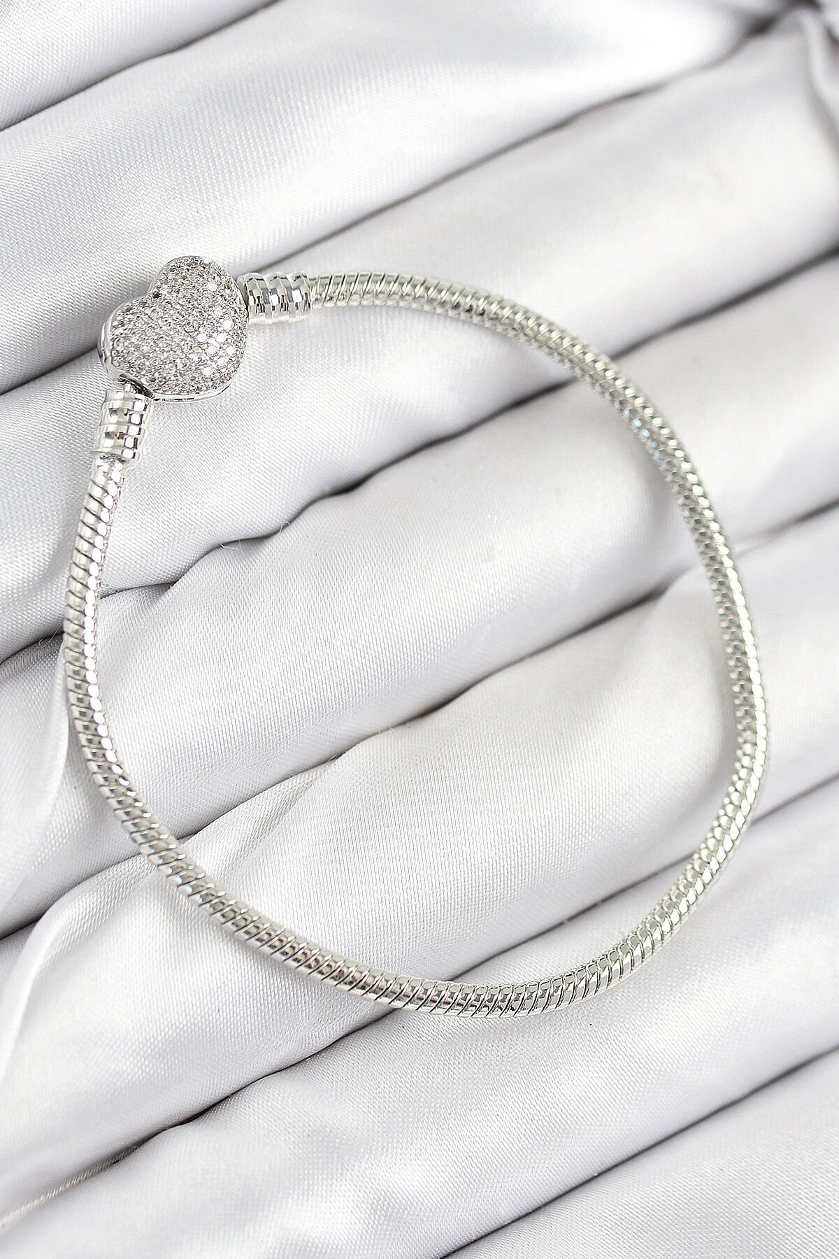 Pirinç Charm Zirkon Taşlı Kalp Model Gümüş Renk Kadın Bileklik