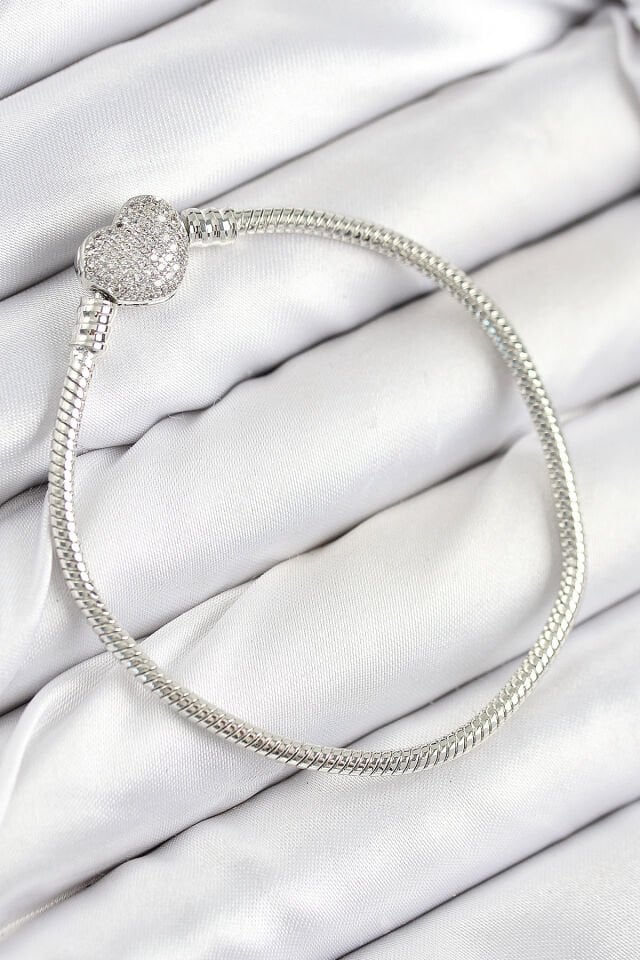 Pirinç Charm Zirkon Taşlı Kalp Model Gümüş Renk Kadın Bileklik