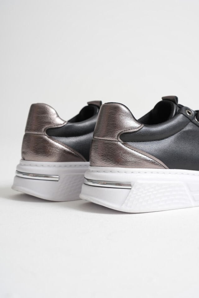 Platin Detaylı Siyah Kadın Spor Ayakkabı TR01MS03B