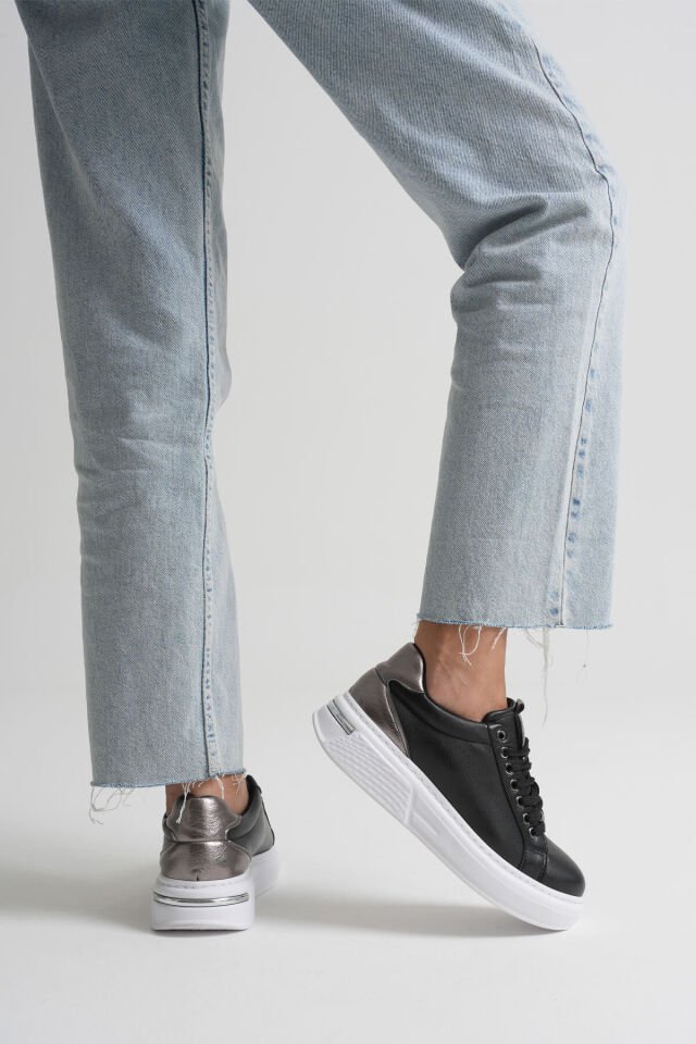 Platin Detaylı Siyah Kadın Spor Ayakkabı TR01MS03B