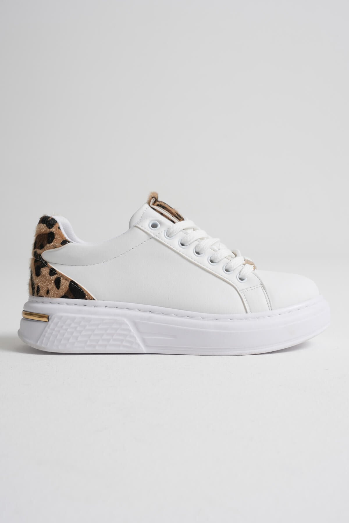 Leopar Detaylı Beyaz Kadın Spor Ayakkabı TR01MS03C