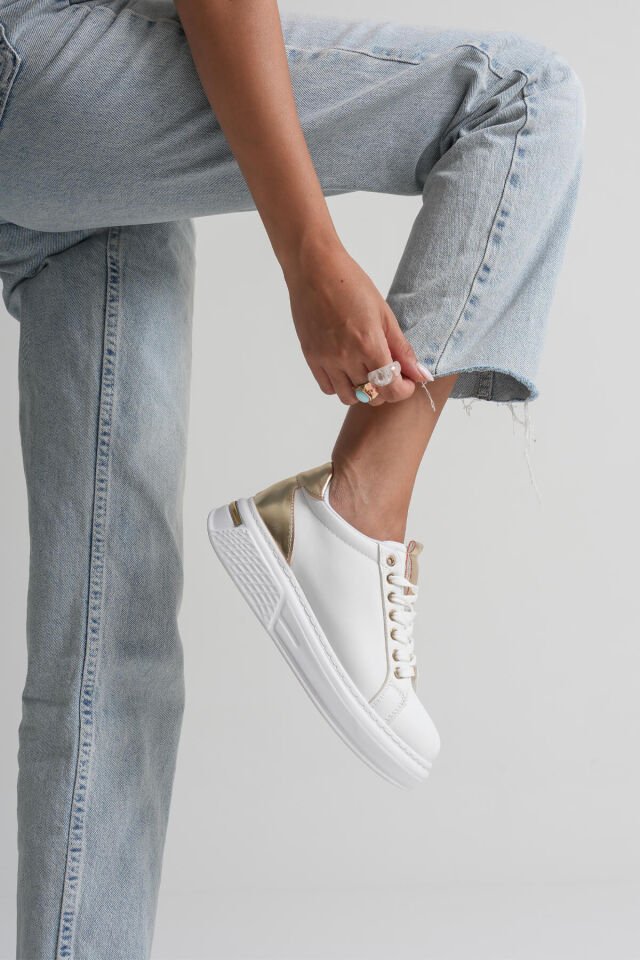 Altın Detaylı Beyaz Kadın Spor Ayakkabı TR01MS03E