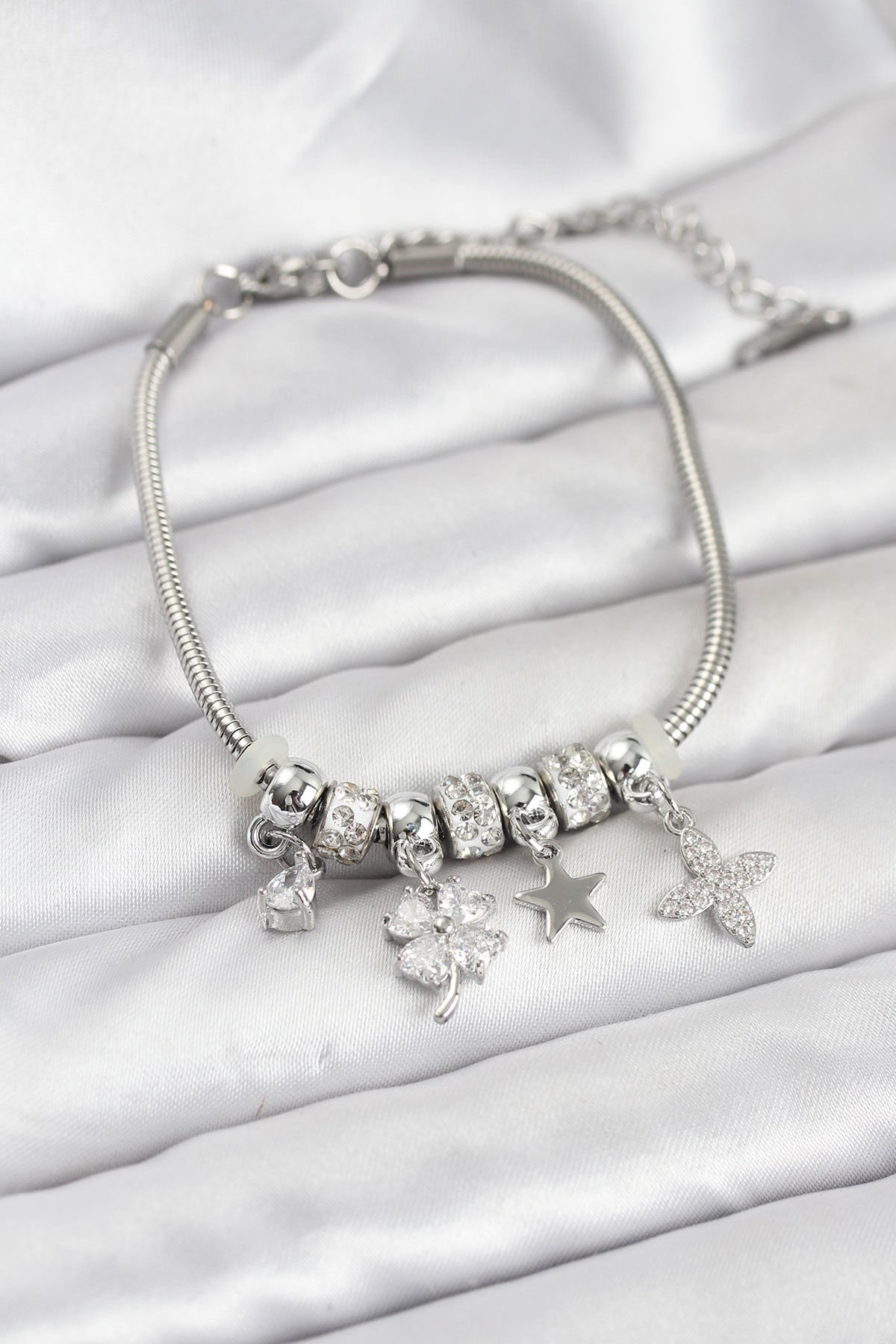 Gümüş Renk Pirinç Yonca Charmlı Kadın Bileklik